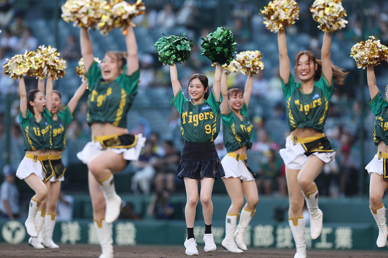 阪神対広島　タイガースガールズとのパフォーマンスを披露するNMB48川上千尋（中央）（撮影・前田充）