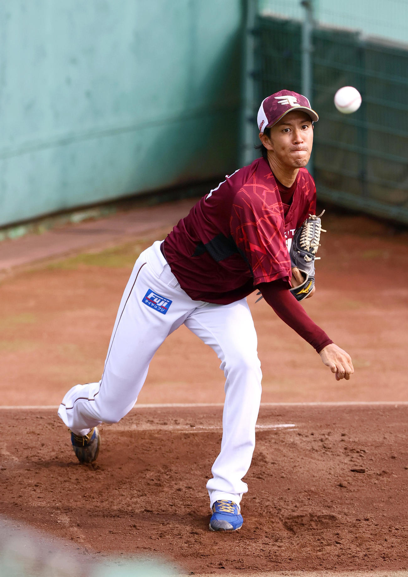 オリックス対楽天　ブルペンで投球する楽天岸（撮影・上山淳一）