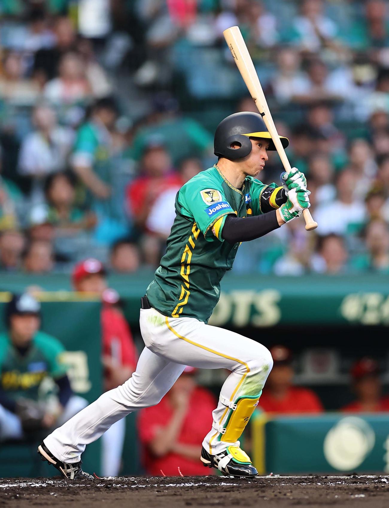 阪神対広島　1回裏阪神無死、近本は右前打を放つ（撮影・上田博志）