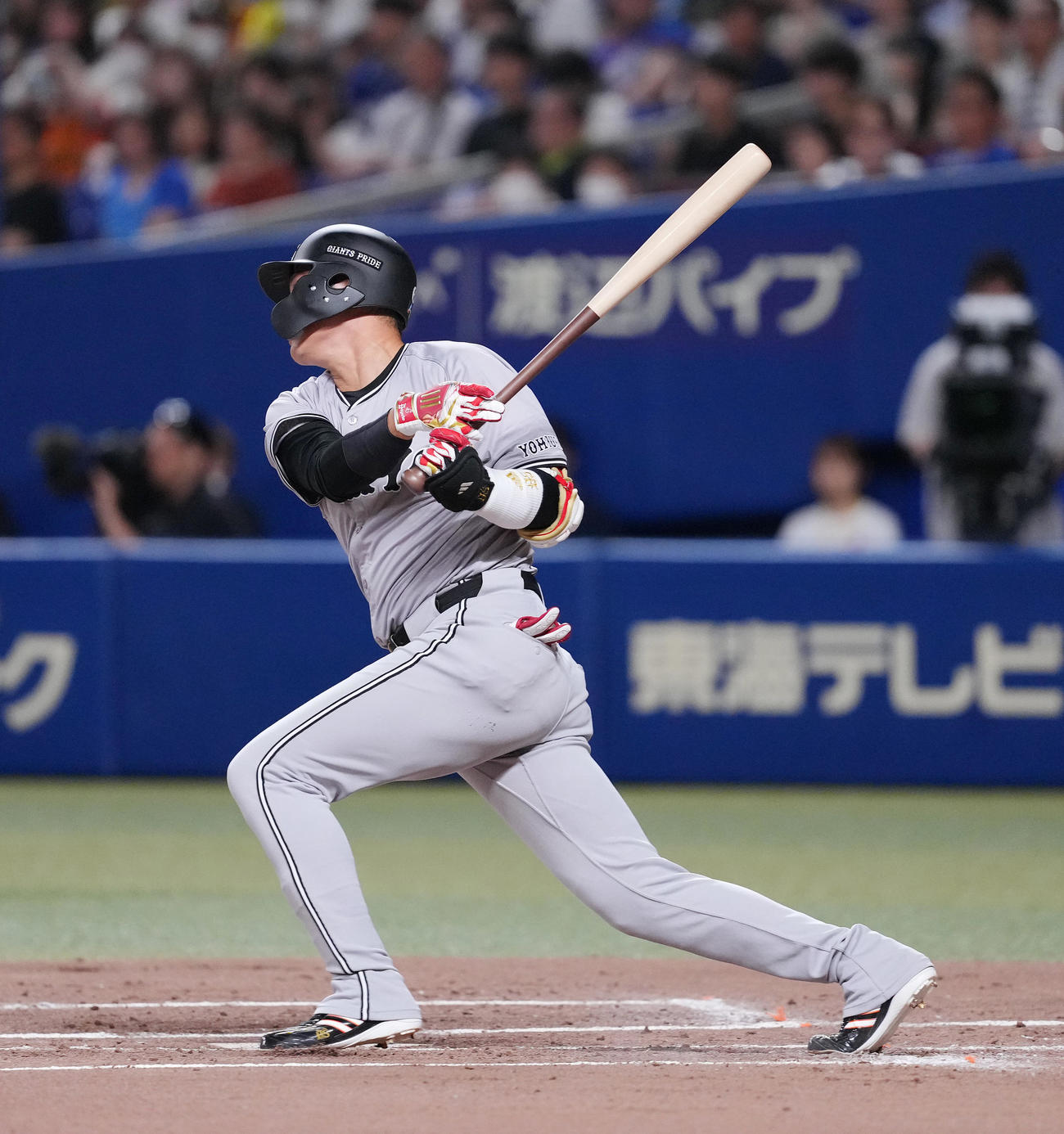 中日対巨人　2回表巨人2死、二塁内野安打を放つ坂本（撮影・菅敏）