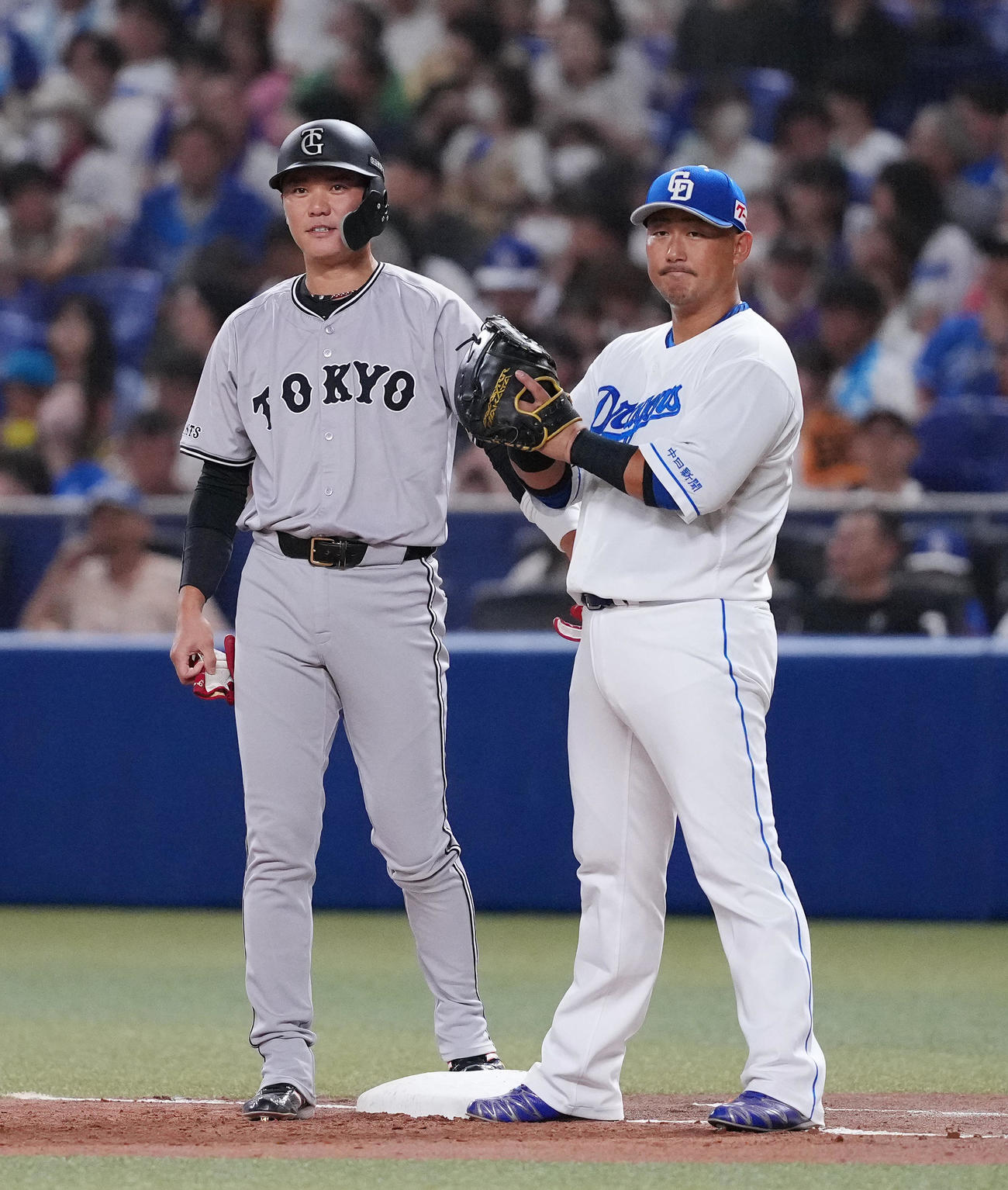 中日対巨人　2回表巨人2死、二塁内野安打を放ち、塁上で中田（右）と話す坂本（撮影・菅敏）