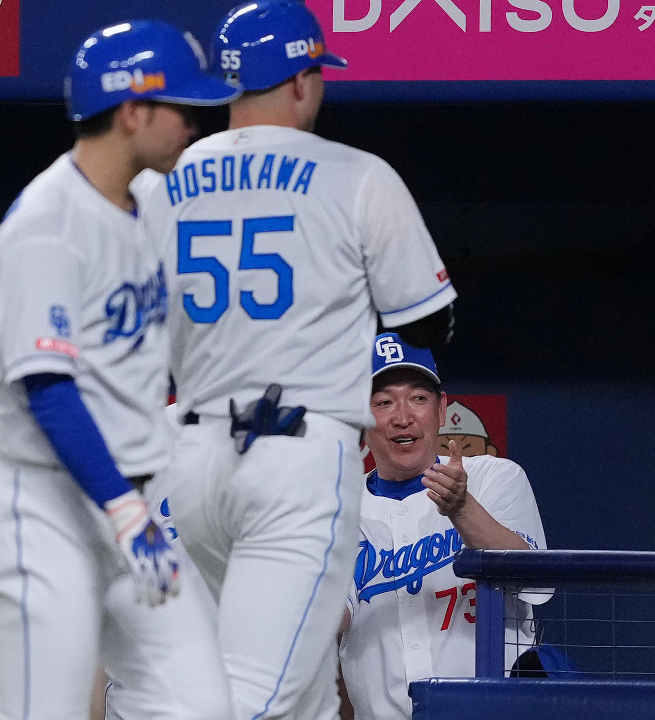 中日対巨人　2回裏中日無死、先制のソロ本塁打を放った細川（中央）を笑顔で迎える立浪監督（撮影・菅敏）