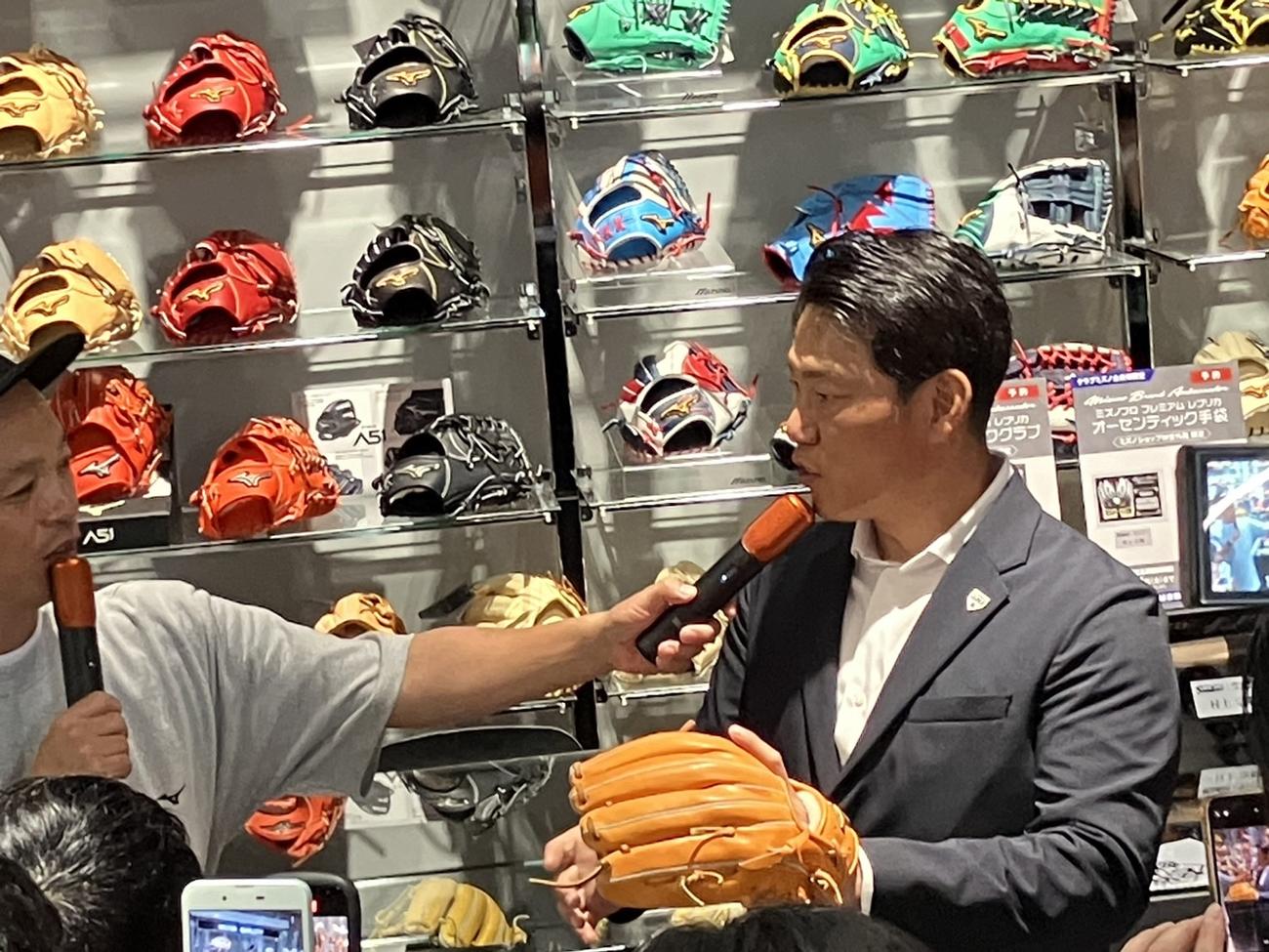 「ミズノショップ神宮外苑」のプレオープンイベントに出席した侍ジャパン井端監督（撮影・久保賢吾）