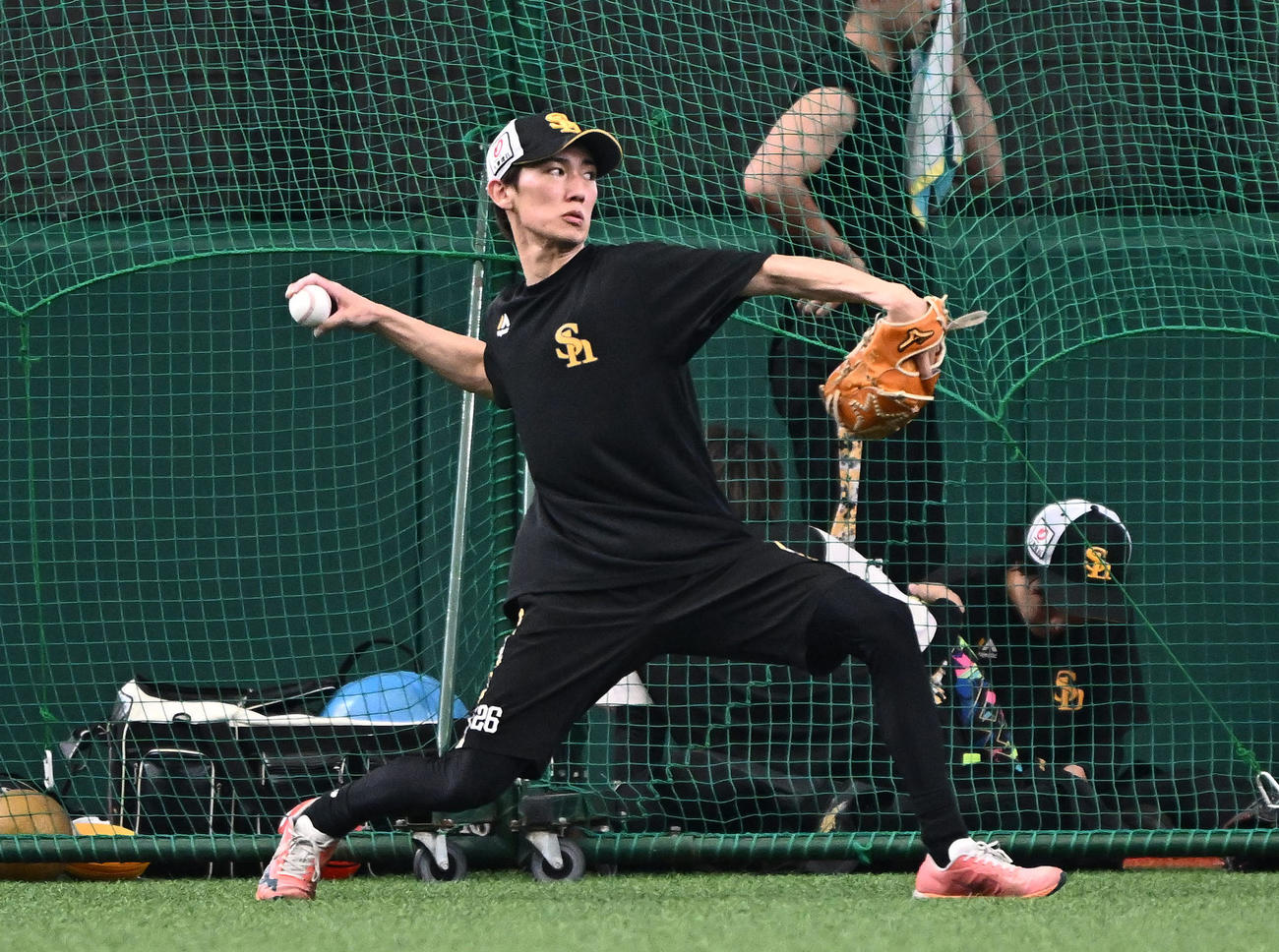 西武対ソフトバンク　試合前練習のキャッチボールで調整する大津（撮影・滝沢徹郎）