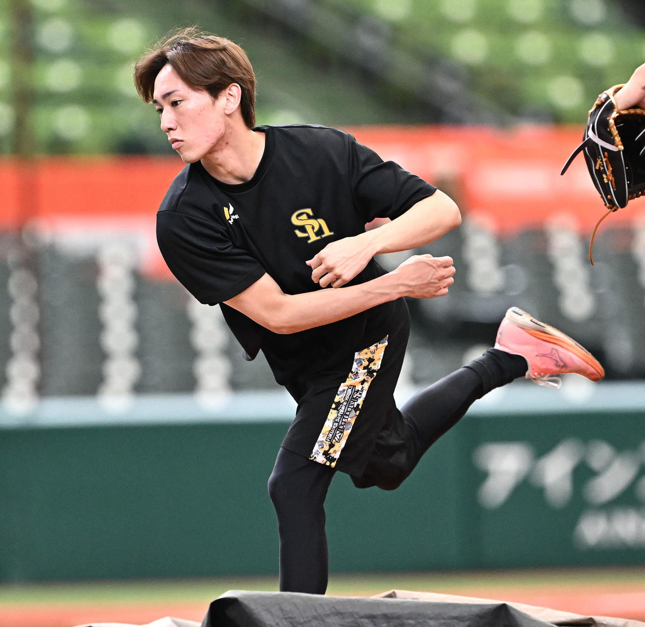 西武対ソフトバンク　試合前練習でベルーナドームのマウンドを確認するソフトバンク大津（撮影・滝沢徹郎）