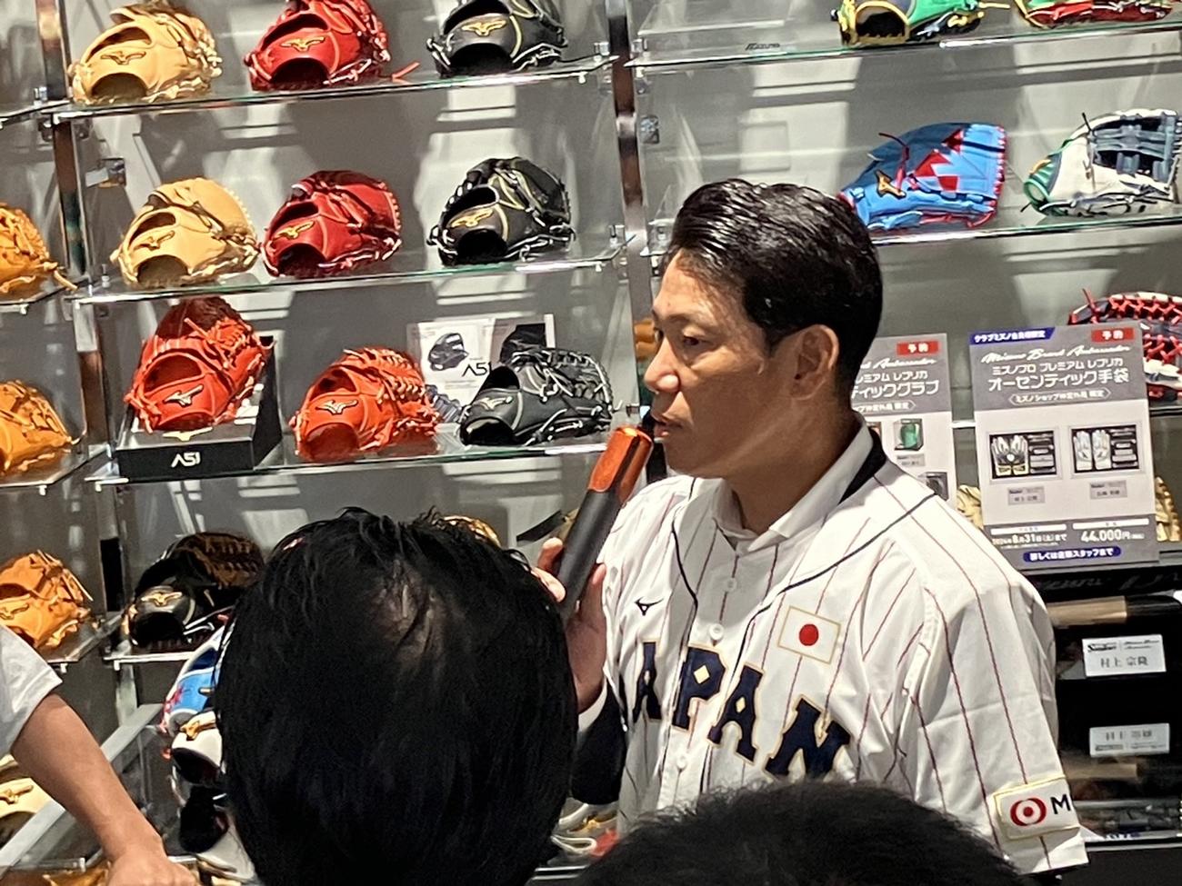 「ミズノショップ神宮外苑」のプレオープンイベントに出席した侍ジャパン井端監督（撮影・久保賢吾）