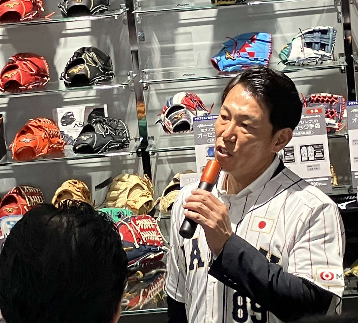 「ミズノショップ神宮外苑」のプレオープンイベントに出席した侍ジャパン井端監督（撮影・久保賢吾）