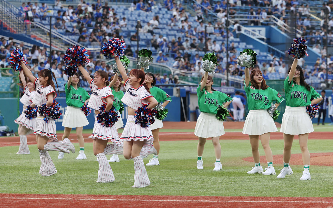 ヤクルト対DeNA　試合前、「神宮球場でかなえる夢」で「Passion」とダンスする女性たち（撮影・宮地輝）