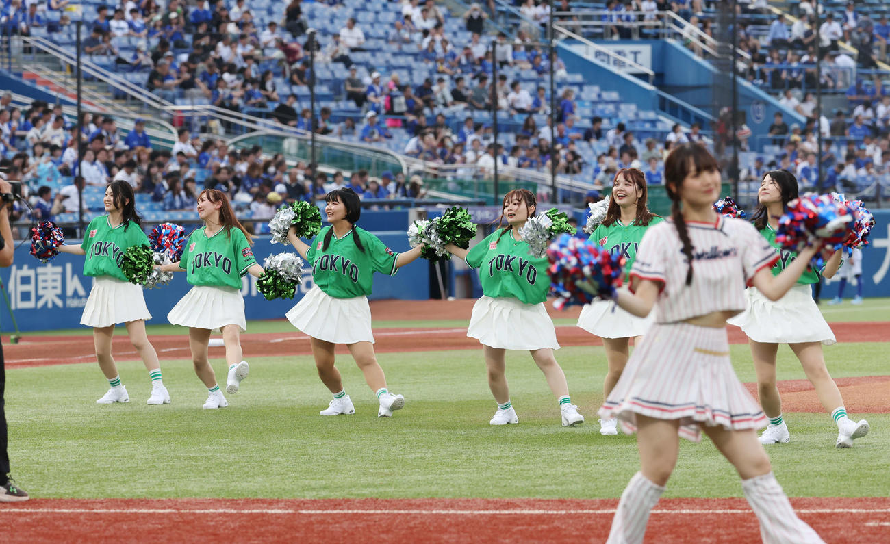 ヤクルト対DeNA　試合前、「神宮球場でかなえる夢」で「Passion」とダンスする女性たち（撮影・宮地輝）