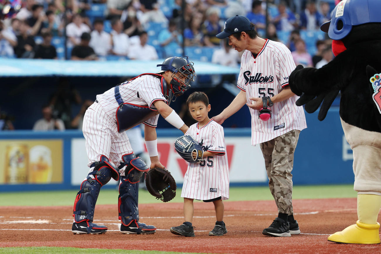 ヤクルト対DeNA　試合前、「神宮球場でかなえる夢」で始球式を投げた吉次楽くん（中央）はヤクルト中村（左）にねぎらわれる（撮影・宮地輝）