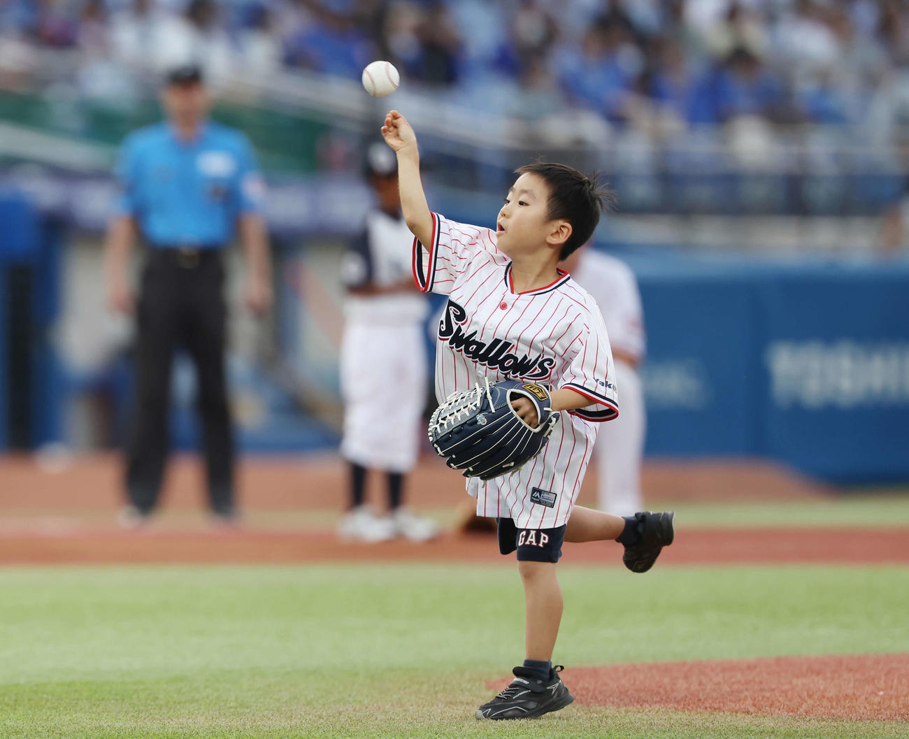 ヤクルト対DeNA　試合前、「神宮球場でかなえる夢」で始球式を投げる吉次楽くん（撮影・宮地輝）