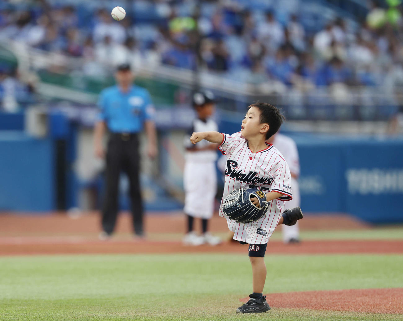 ヤクルト対DeNA　試合前、「神宮球場でかなえる夢」で始球式を投げる吉次楽くん（撮影・宮地輝）