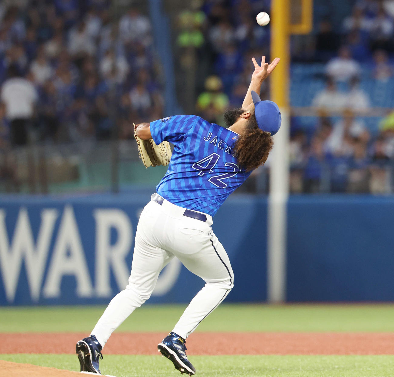 ヤクルト対DeNA 3回裏ヤクルト無死、吉村の投ゴロを素手でつかむジャクソン（撮影・宮地輝）
