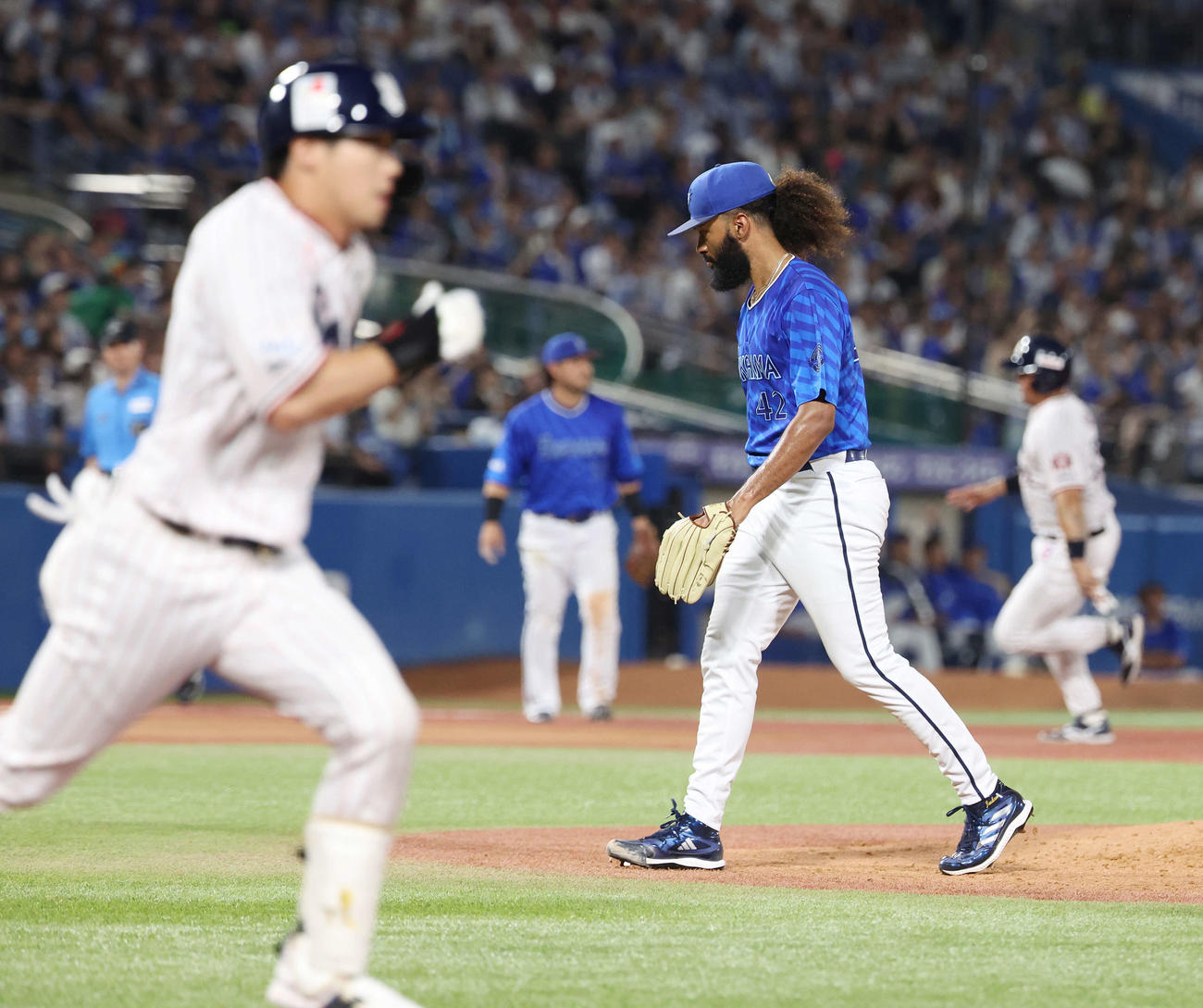ヤクルト対DeNA 4回裏ヤクルト無死一、二塁、山田（左）に右適時二塁打を浴びるジャクソン（撮影・宮地輝）