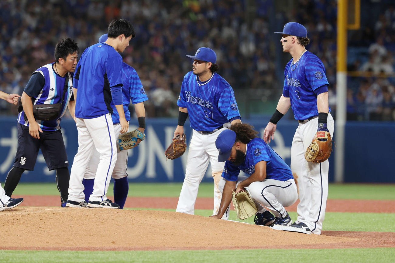 ヤクルト対DeNA 4回裏ヤクルト無死二、三塁、マウンドでしゃがみ込むジャクソン（右から2人目）（撮影・宮地輝）