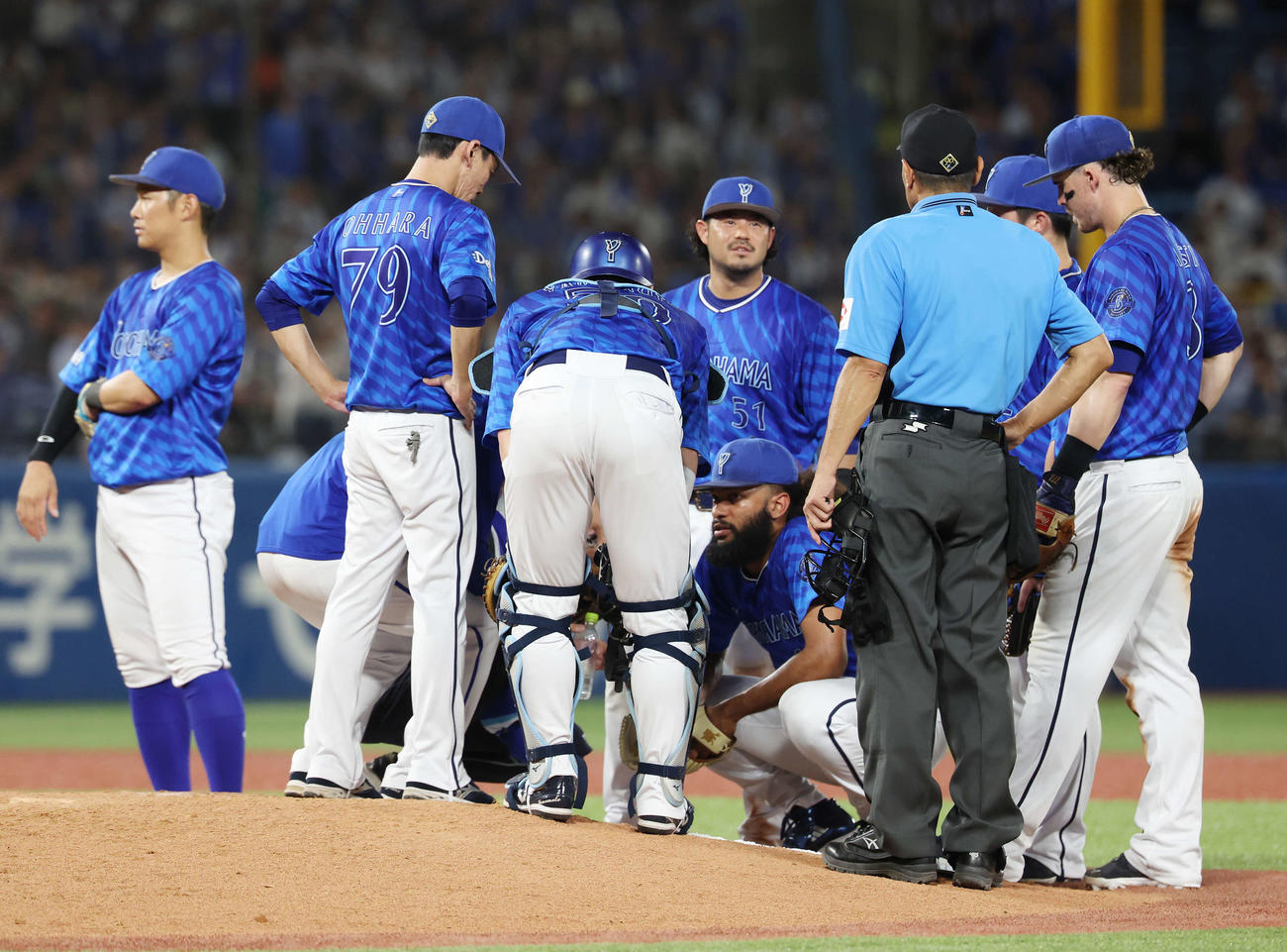 ヤクルト対DeNA 4回裏ヤクルト無死二、三塁、マウンドでしゃがみ込むジャクソン（中央）（撮影・宮地輝）