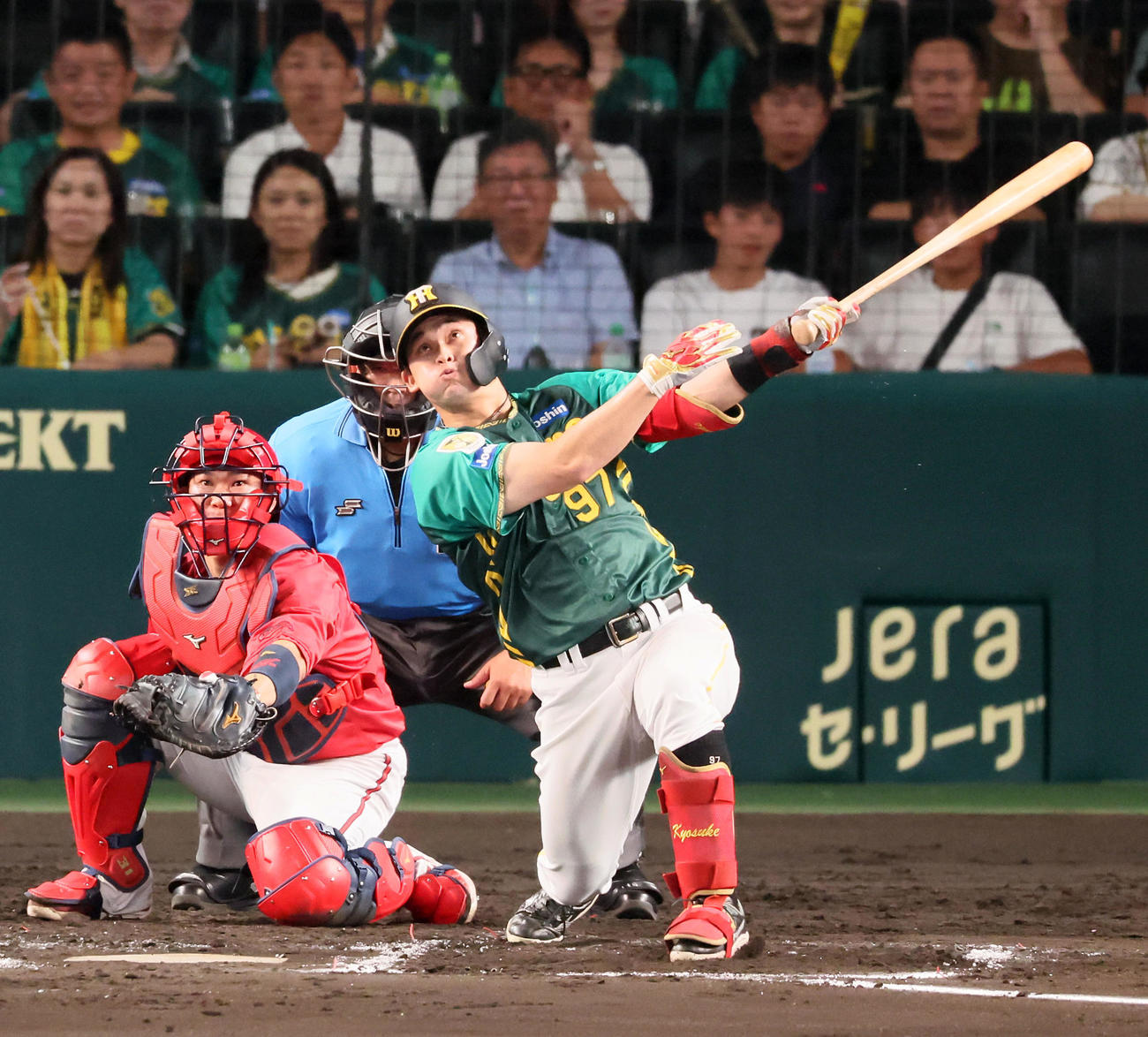 阪神対広島　7回裏阪神無死一、二塁、野口は右前打を放つ。投手床田（撮影・加藤哉）