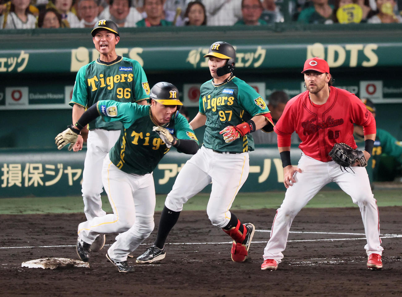 阪神対広島　7回裏阪神無死一、二塁、野口（中央）の右前打を見てスタートする一塁走者大山（撮影・加藤哉）