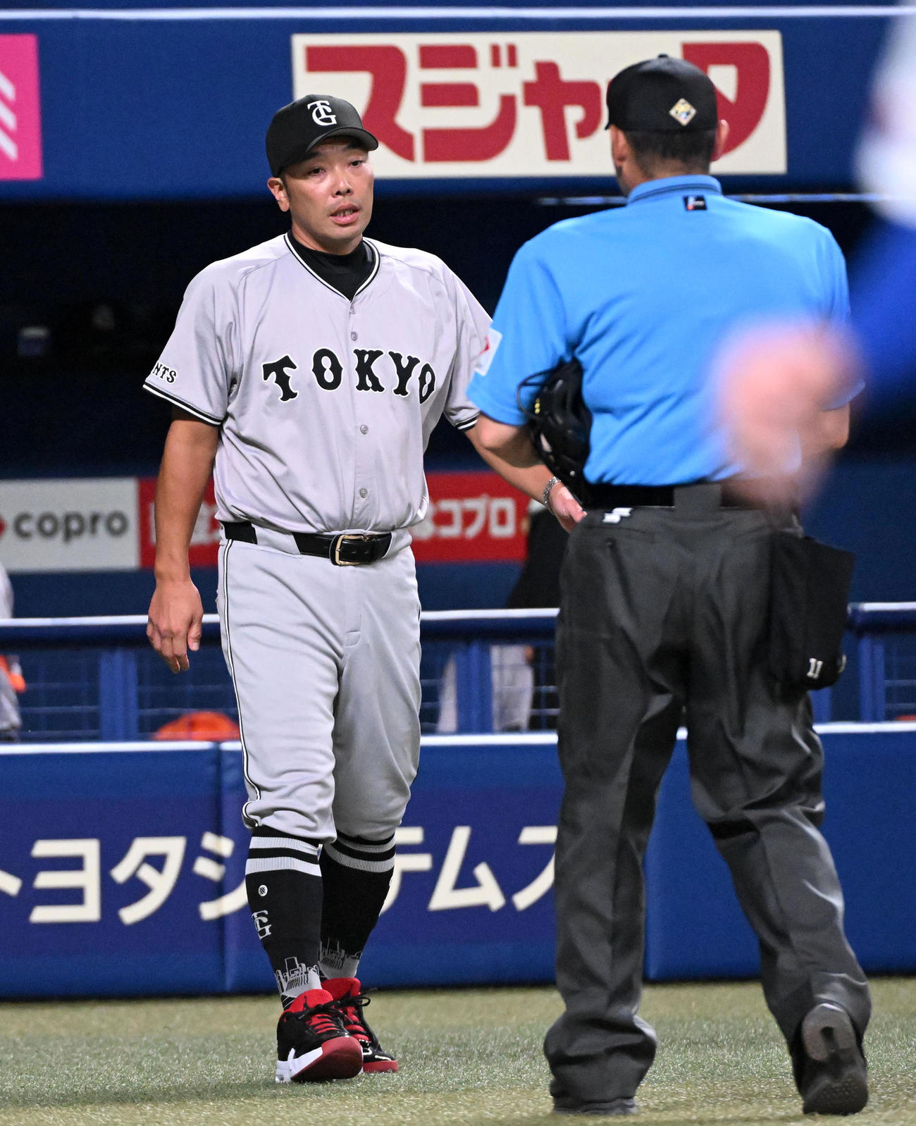 中日対巨人　8回、戸郷の交代を告げる阿部監督（撮影・前岡正明）