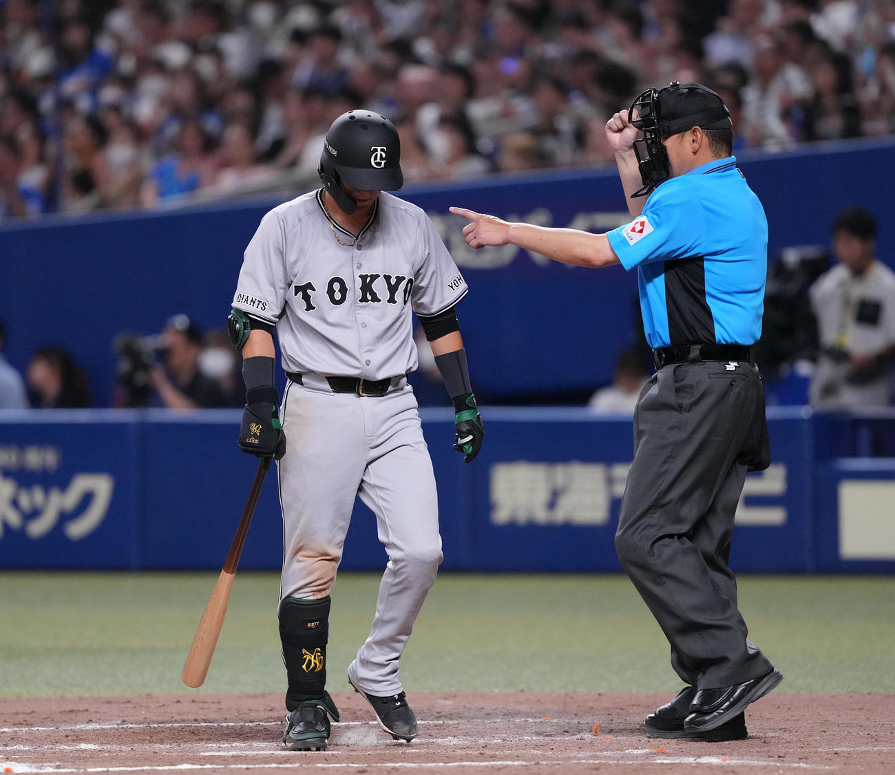 中日対巨人　9回表巨人1死、空振りの三振に倒れ、肩を落とす吉川（撮影・菅敏）