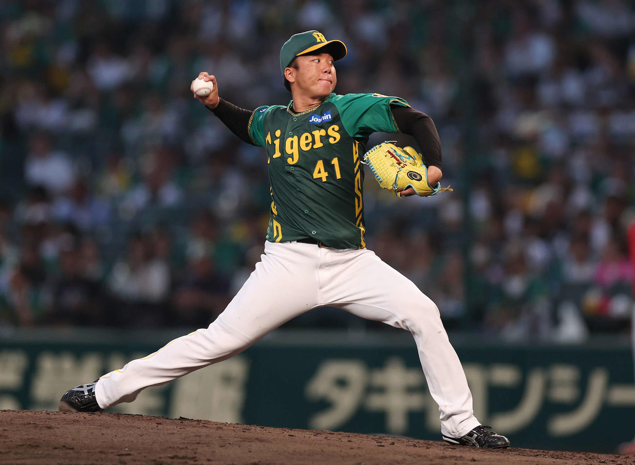 阪神対広島　力投する阪神先発の村上（撮影・前田充）