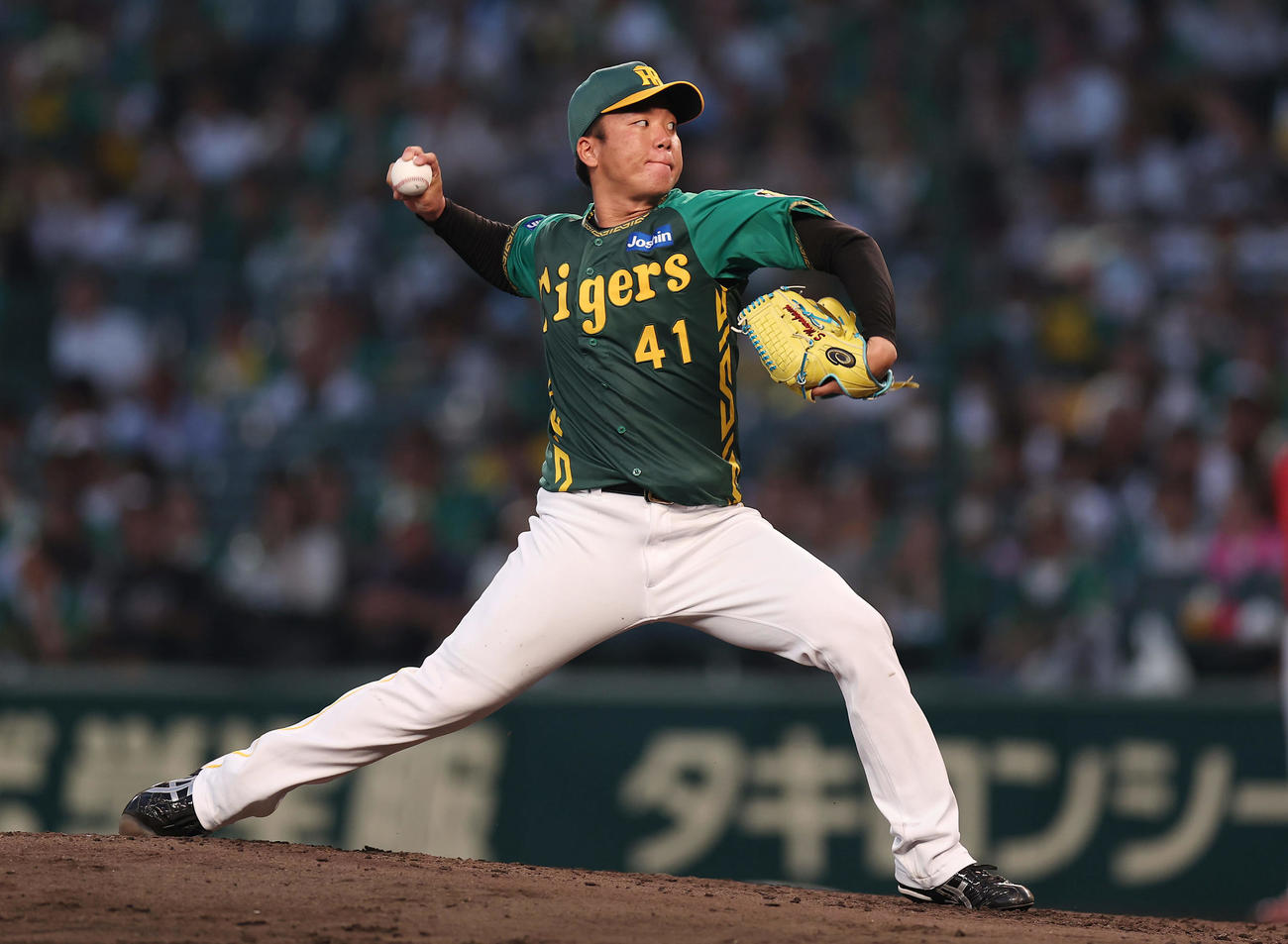 阪神対広島　力投する阪神先発の村上（撮影・前田充）