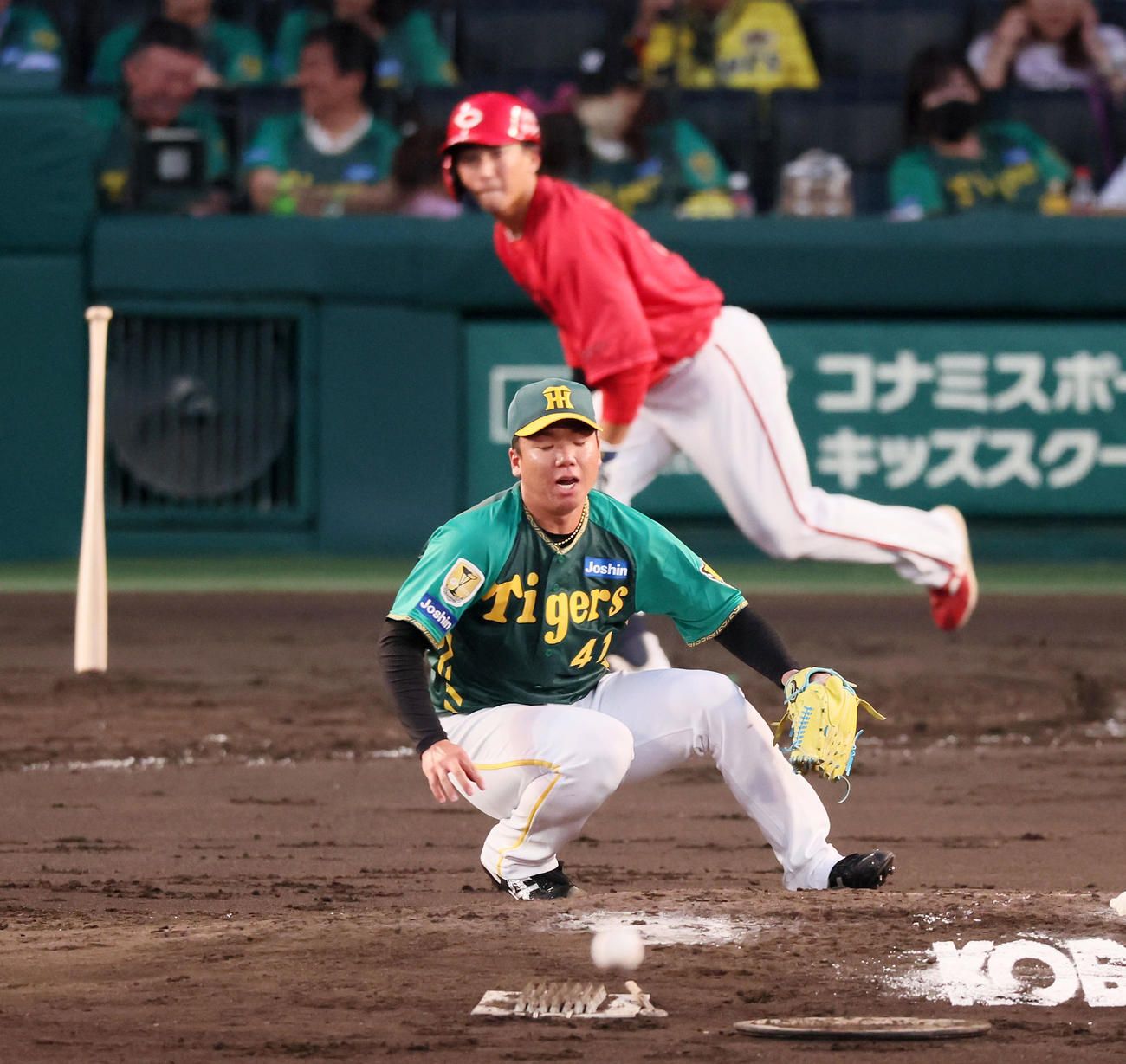 阪神対広島　5回表広島無死、ジ村上は中村貴に中前打を打たれマウンドでバランスを崩す（撮影・加藤哉）