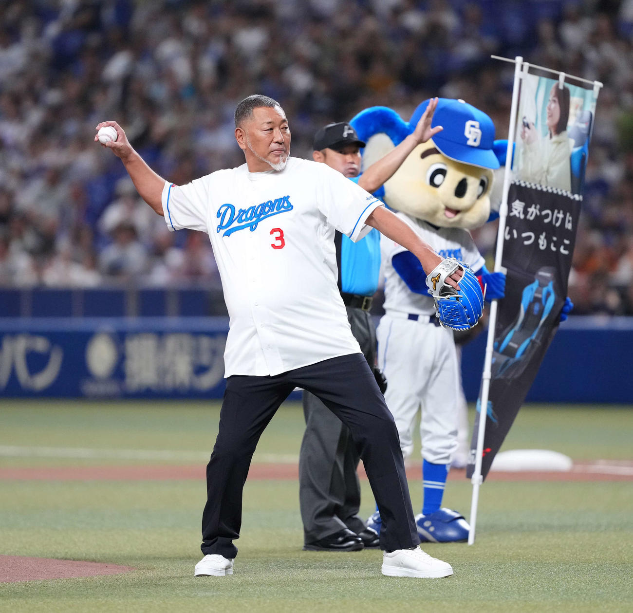 中日対巨人　始球式を務める清原氏（撮影・菅敏）