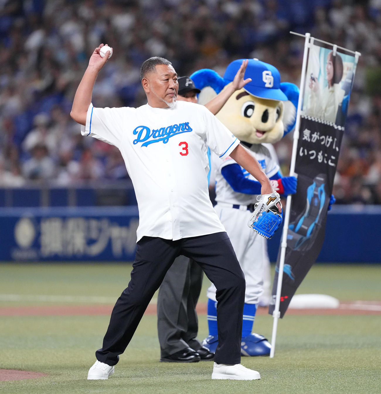 中日対巨人　始球式を務める清原氏（撮影・菅敏）