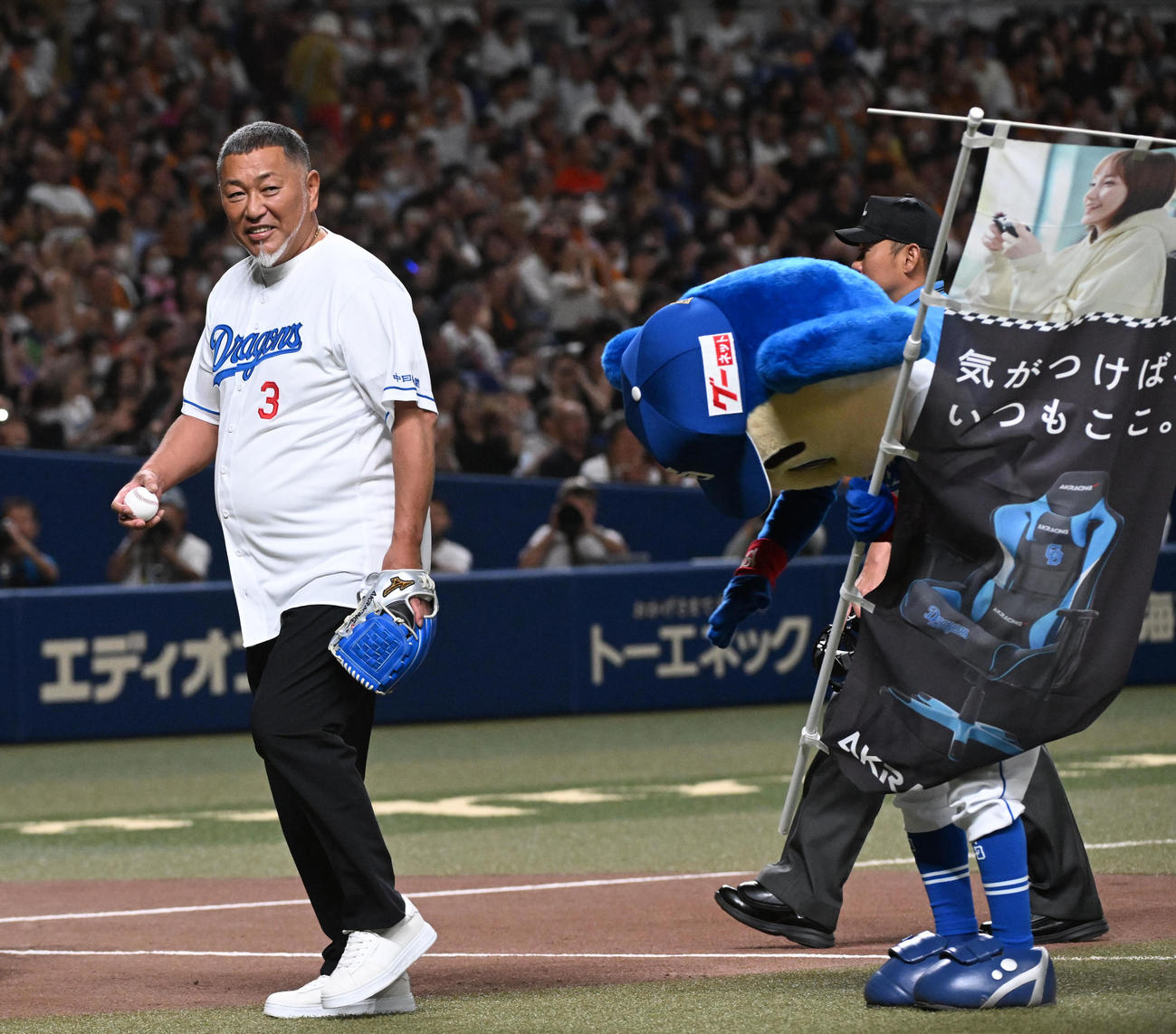 中日対巨人　始球式を務めた清原和博氏（撮影・前岡正明）