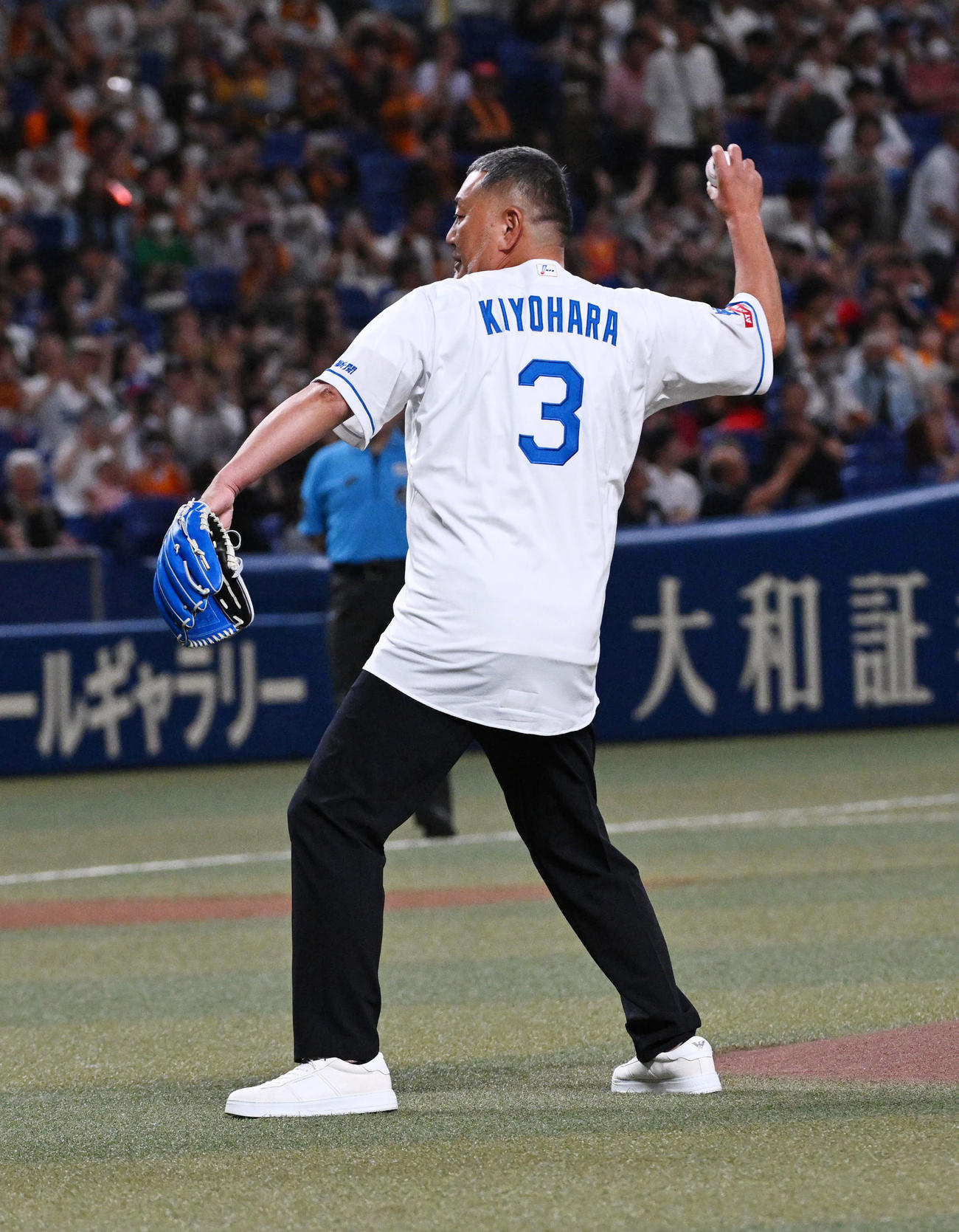 中日対巨人　始球式を務めた清原和博氏（撮影・前岡正明）