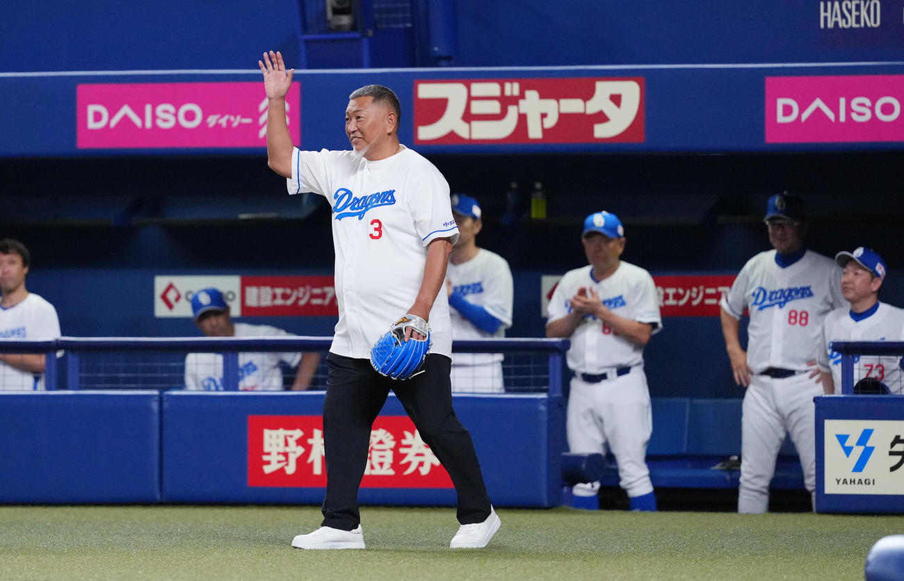 中日対巨人　始球式を務め、歓声を受けながらマウンドに向かう清原氏。後方右端は中日立浪監督（撮影・菅敏）