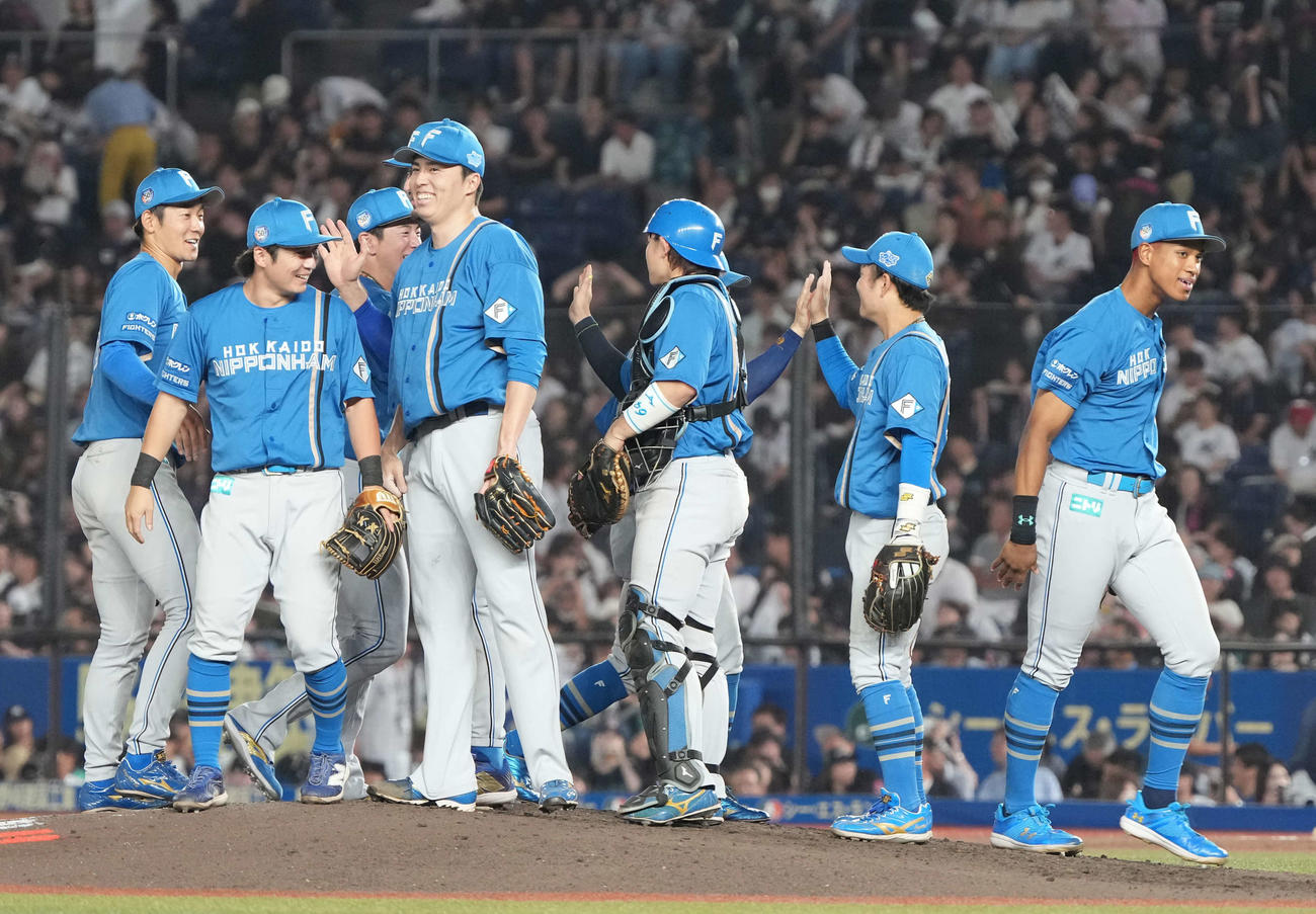 ロッテ対日本ハム　勝利に沸く最後を締めた田中（左から4人目）ら日本ハムナイン（撮影・小沢裕）