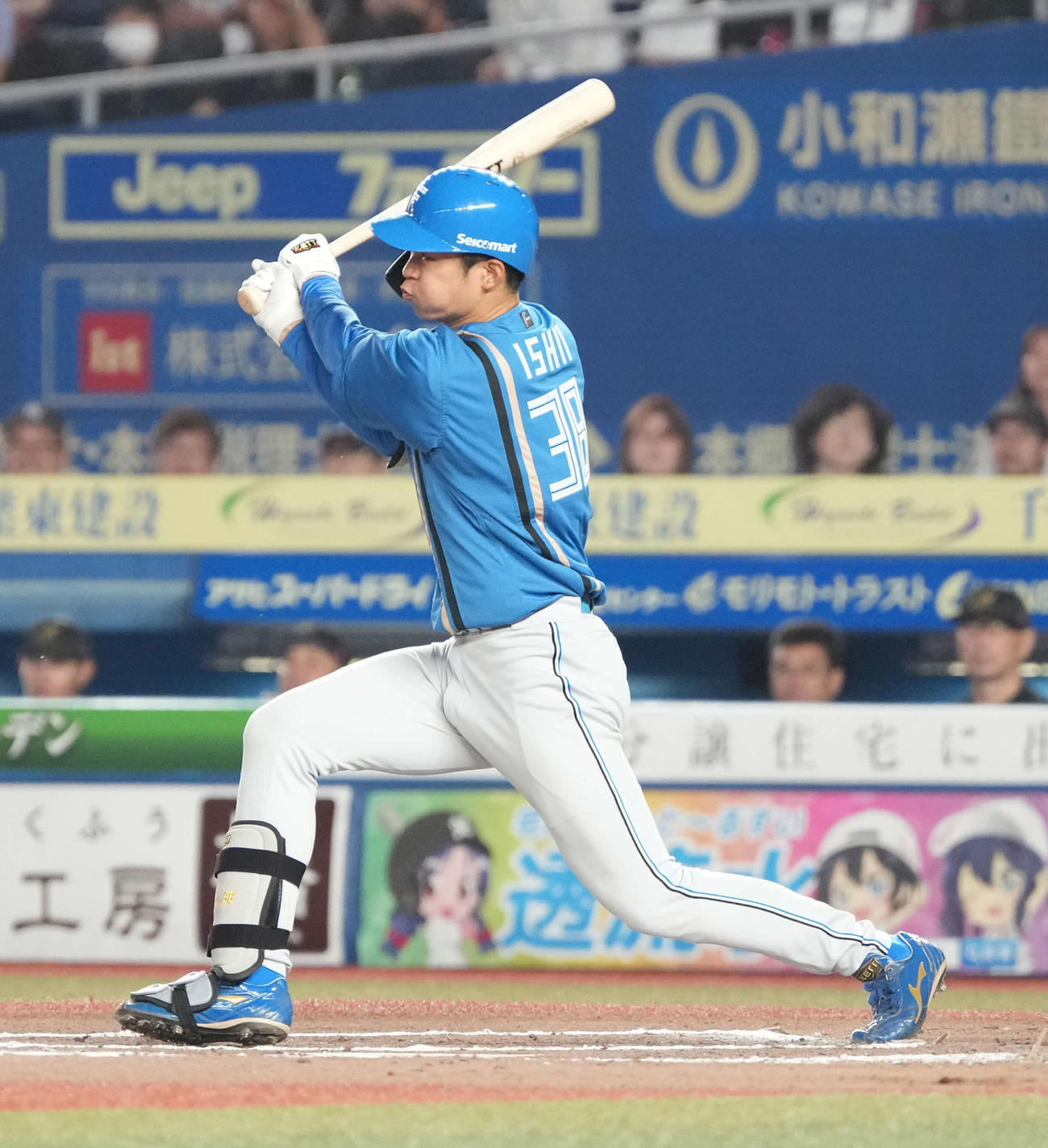 ロッテ対日本ハム　8回表日本ハム無死、石井は右越えに先制ソロ本塁打を放つ（撮影・小沢裕）