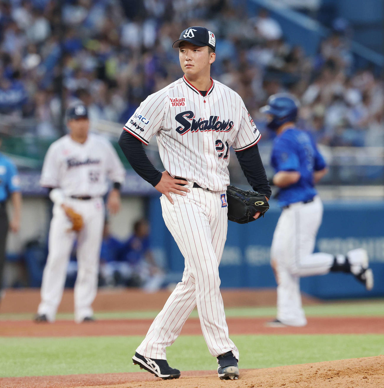 ヤクルト対DeNA 2回表DeNA2死一塁、オースティン（後方右）に左中間へ2点本塁打を浴びる吉村（撮影・宮地輝）