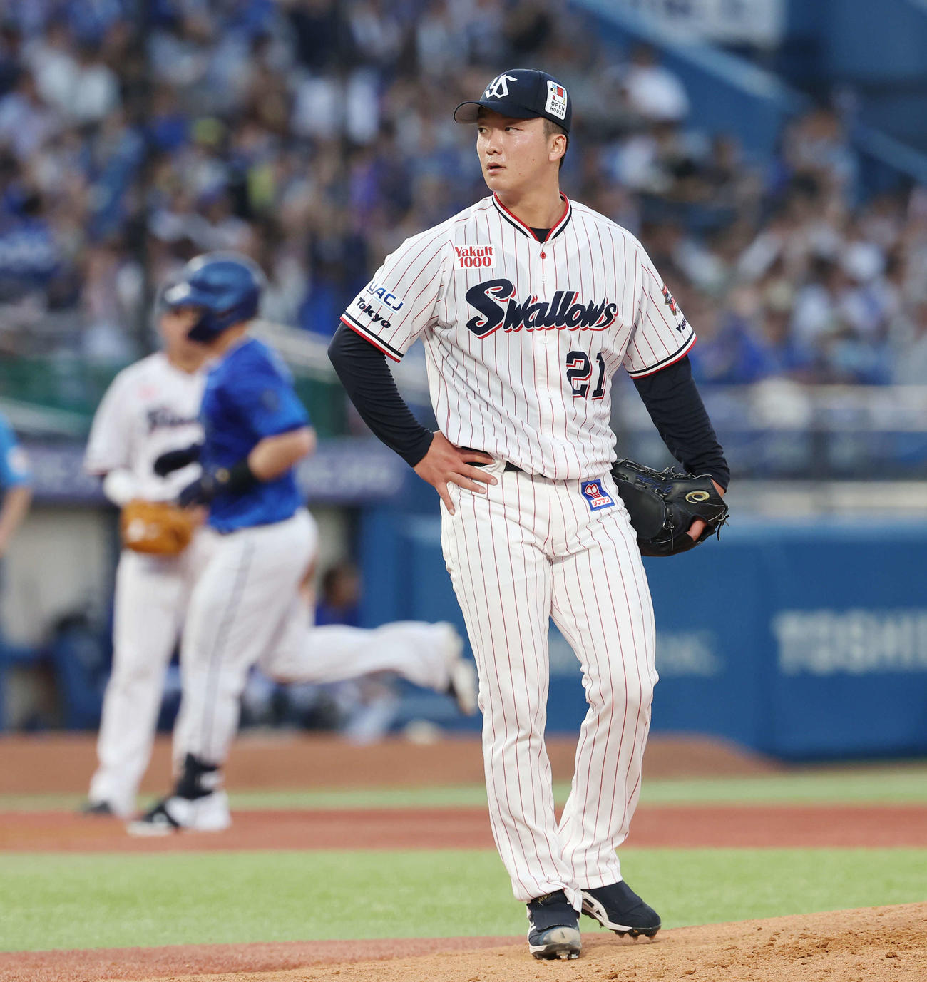 ヤクルト対DeNA 2回表DeNA2死一塁、オースティン（後方）に左中間へ2点本塁打を浴びる吉村（撮影・宮地輝）