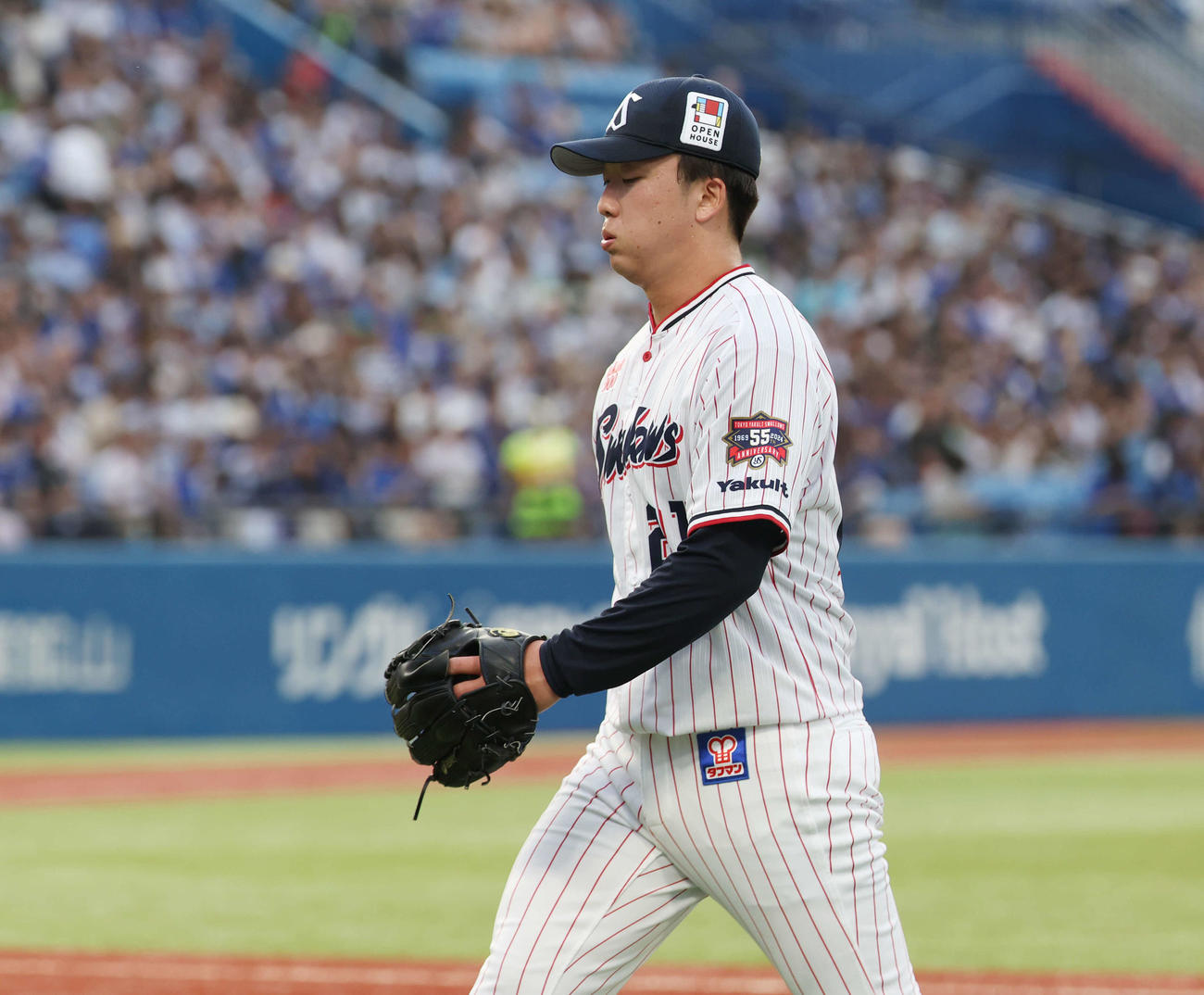 ヤクルト対DeNA 1回表を無失点に抑え大きく息を吐くヤクルト吉村（撮影・宮地輝）