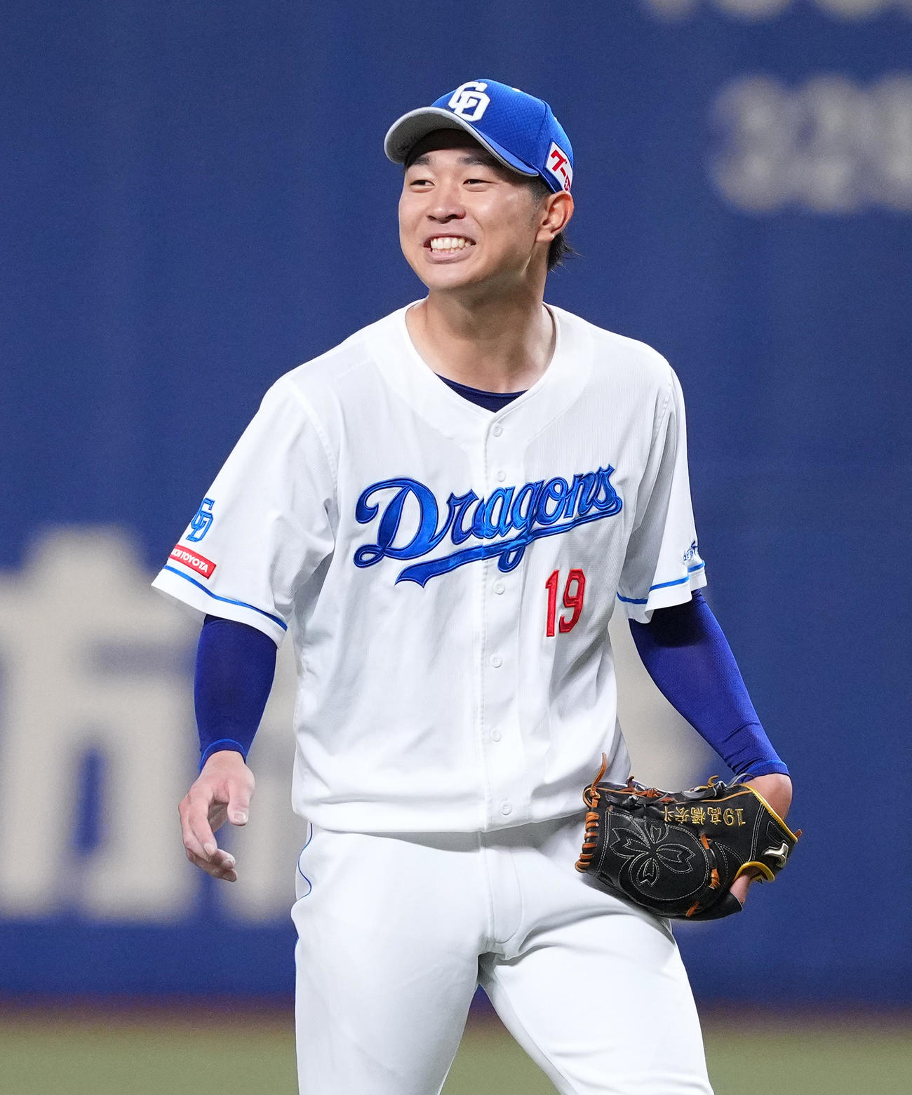 中日対巨人　8回表中日無死、坂本を遊ゴロに打ち取り、笑顔を見せる高橋宏（撮影・菅敏）
