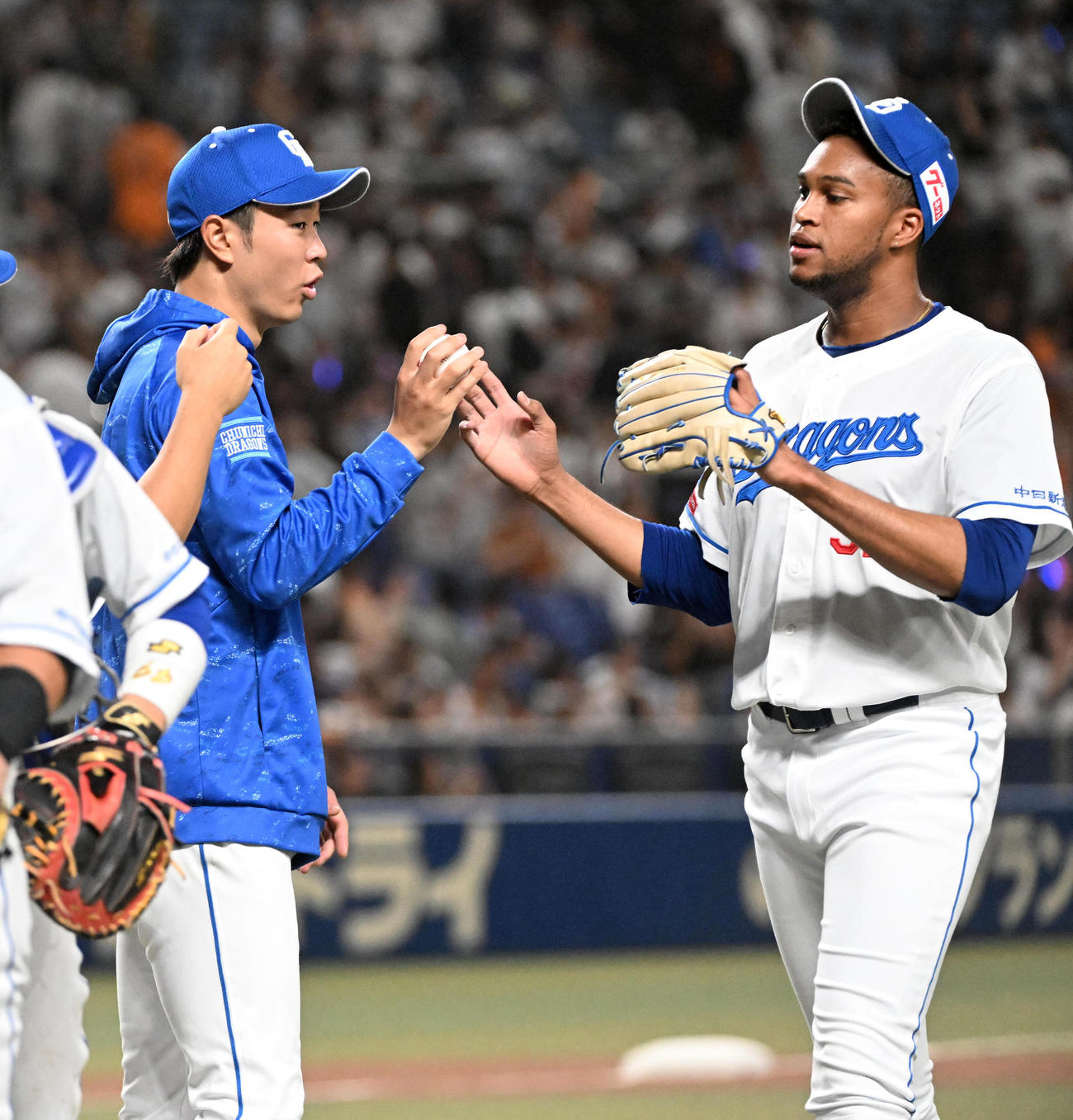 中日対巨人　マルティネス（右）からウイニングボールを受け取る高橋宏（撮影・前岡正明）