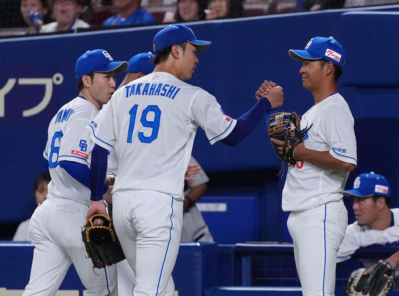 中日対巨人　3回の投球を終え、タッチで迎えられる高橋宏（中央）（撮影・菅敏）
