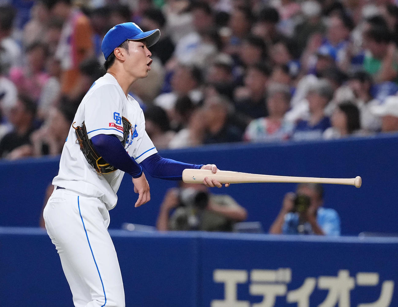 中日対巨人　5回の投球を終え、中飛に倒れた泉口のバットを手にする高橋宏（撮影・菅敏）