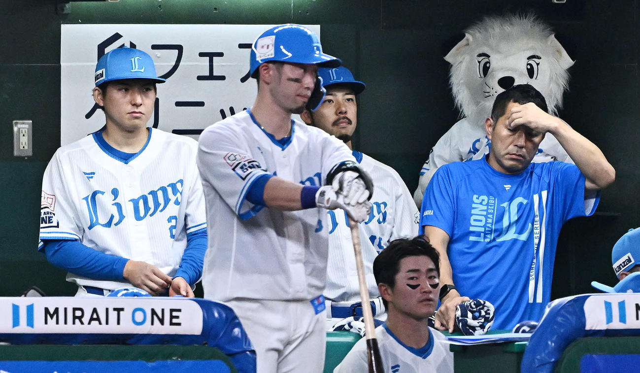 西武対ソフトバンク　試合に敗れ浮かない表情の西武武内（左）ら選手たち（撮影・滝沢徹郎）