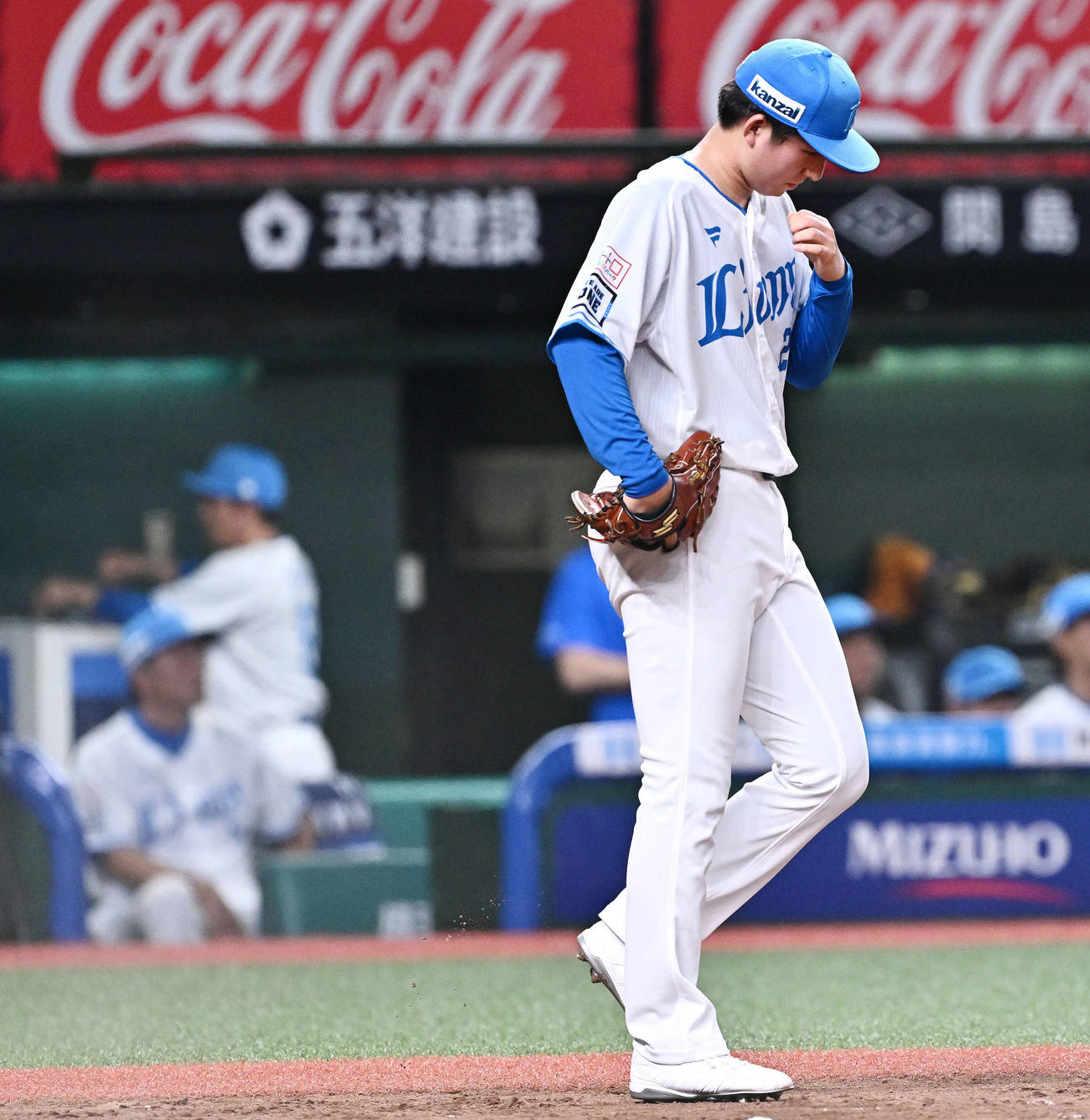 西武対ソフトバンク　4回表ソフトバンク2死二塁、牧原大に中前適時打を許し浮かない表情の武内（撮影・滝沢徹郎）