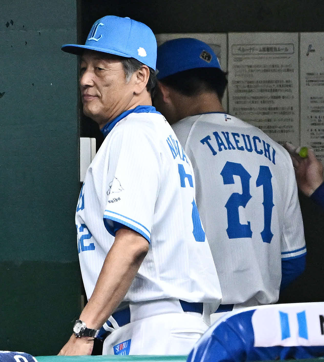 西武対ソフトバンク　7回を投げ終えた西武先発の武内（右）をねぎらう渡辺GM兼監督代行（撮影・滝沢徹郎）