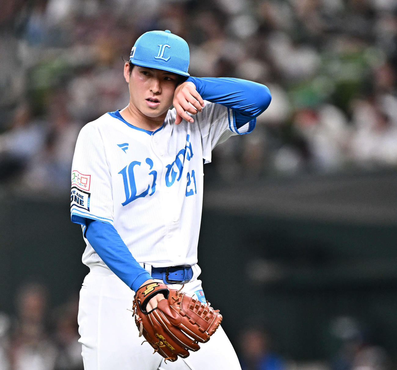 西武対ソフトバンク　1回表を投げ終え、汗をぬぐいながら引き揚げる西武先発の武内（撮影・滝沢徹郎）
