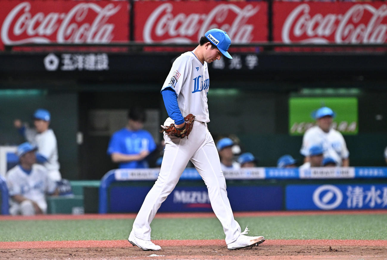 西武対ソフトバンク　4回表ソフトバンク2死二塁、牧原大に中前適時打を許し浮かない表情の武内（撮影・滝沢徹郎）
