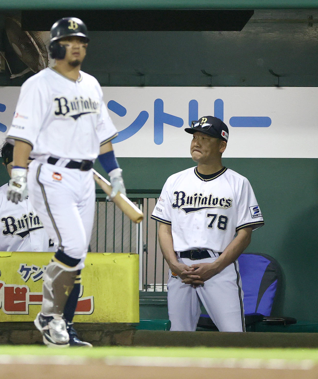 オリックス対楽天　ベンチで渋い表情を見せるオリックス中嶋聡監督（撮影・上山淳一）＝2024年7月19日、ほっともっとフィールド神戸