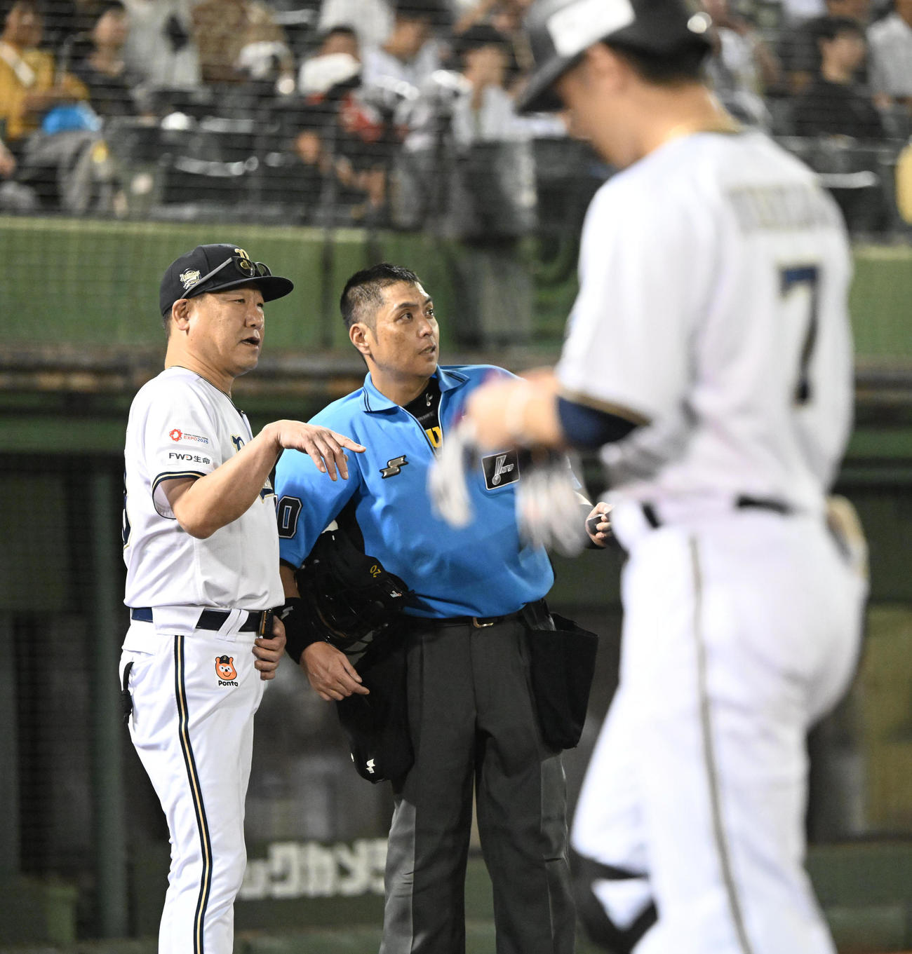 オリックス対楽天　8回を終え選手の交代を浴びるオリックス中嶋監督、手前は好機に左飛に倒れた西川（撮影・和賀正仁）