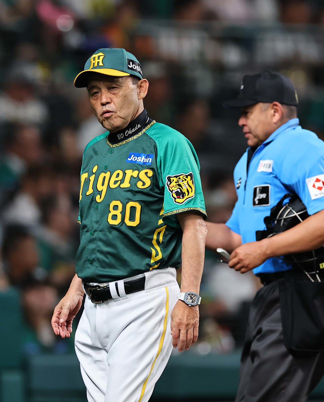 阪神対広島　選手交代を告げベンチに引き揚げる岡田監督（撮影・上田博志）