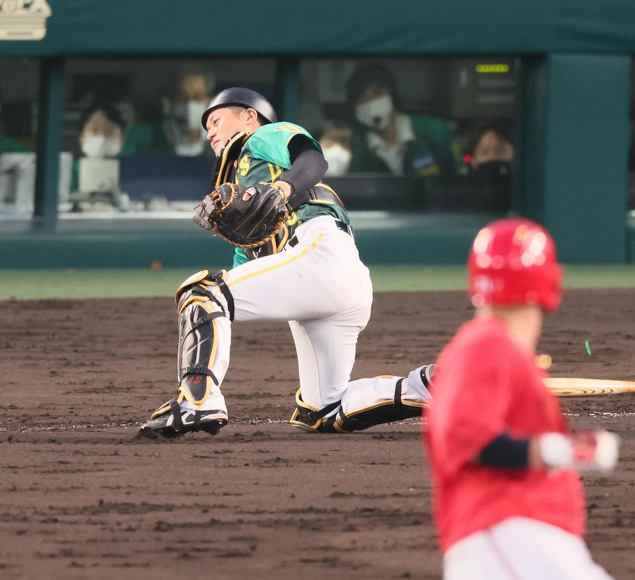 阪神対広島　5回表広島無死一、二塁、坂本は菊池のバントをエラーする（撮影・加藤哉）